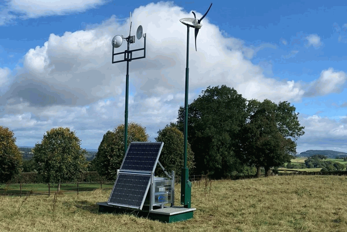 Off-grid signal tower powered by fuel cells